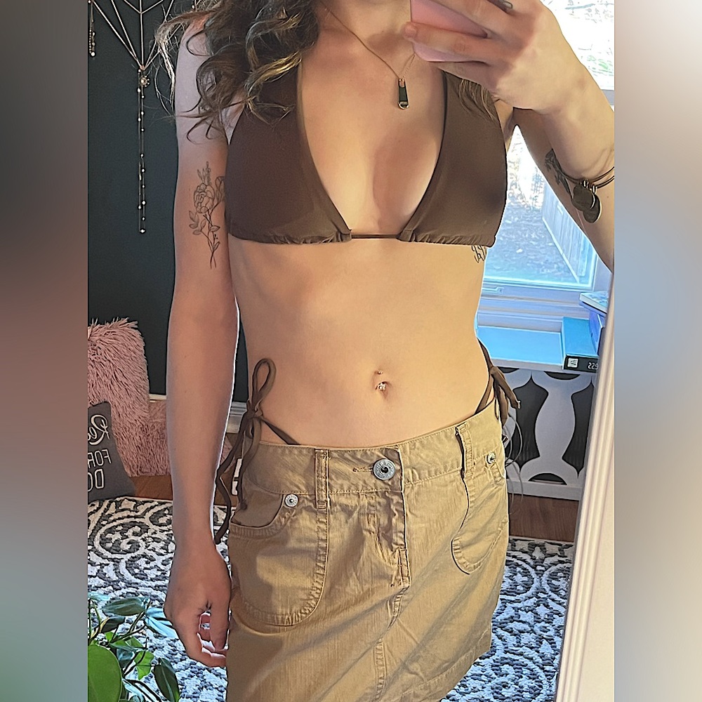 Vintage y2k GUESS tan denim mini skirt ✨ W25